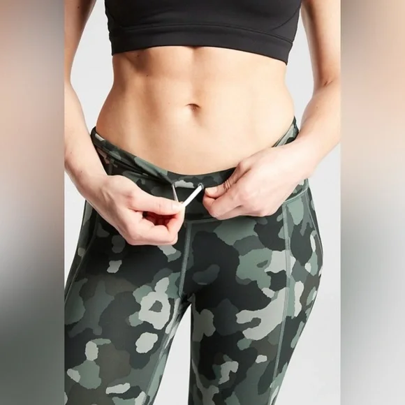 Athleta Lightning Camo 7/8 Tight in Super Sonic Size Medium Leggings - Picture 3 of 15